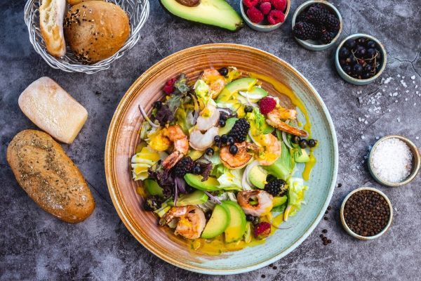 Piatto di insalata circondato da ingredienti