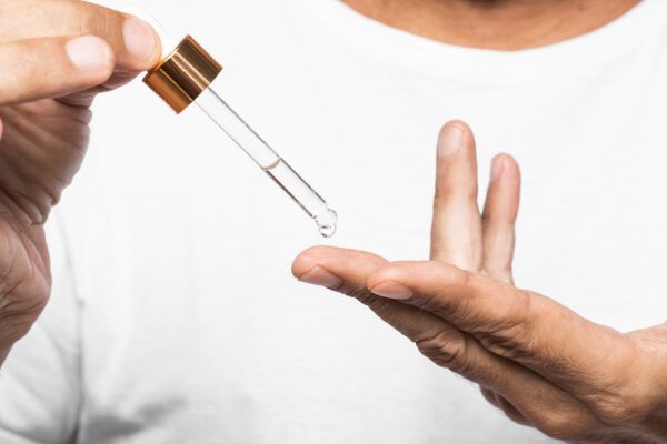 Prendi un contagocce e applica l'olio sulla punta delle dita.