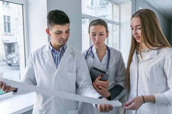 Medici che parlano mentre leggono i documenti