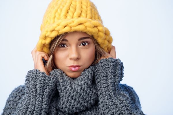 Ragazza con il freddo e un cappello