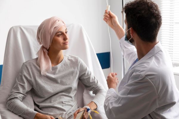 Ragazza attenta alle cure del medico. È importante chiarire con il medico eventuali dubbi sulla perdita dei capelli dovuta alla chemioterapia.