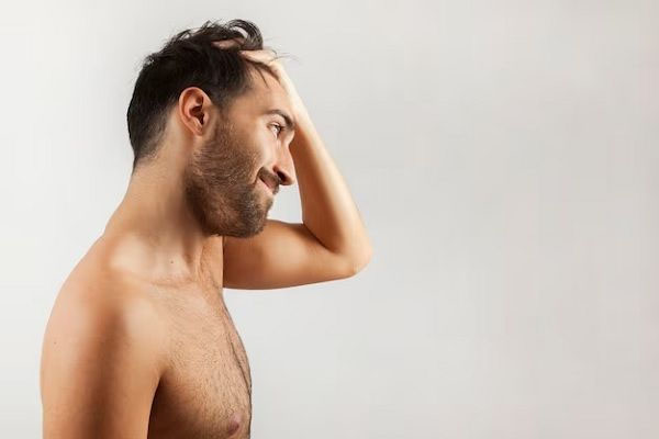 uomo premuroso che gli afferra i capelli