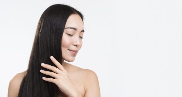 donna con capelli puliti con carbone attivo