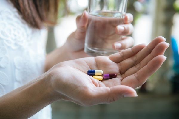 donna-prendendo-dose-giornaliera-di-terapia-di-Immunosoppressori
