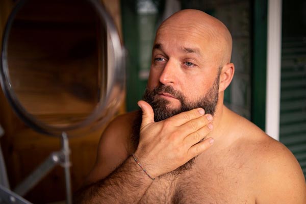 uomo adulto calvo premuroso