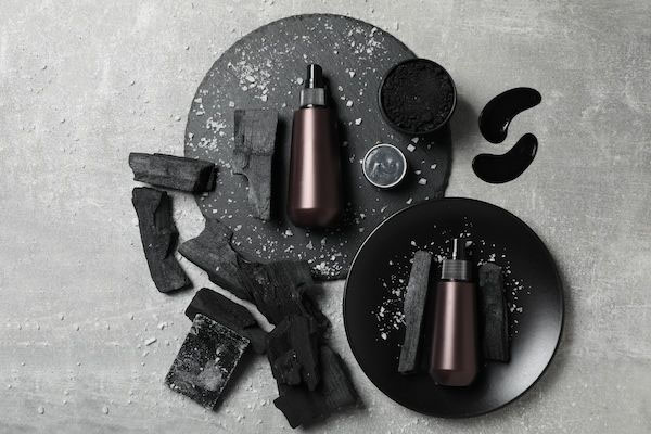 bottiglie di shampoo e bastard su un tavolo