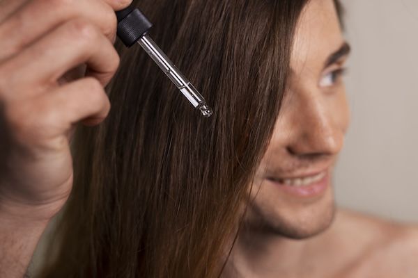 Vista frontale I capelli dell'uomo soffiano la routine notturna