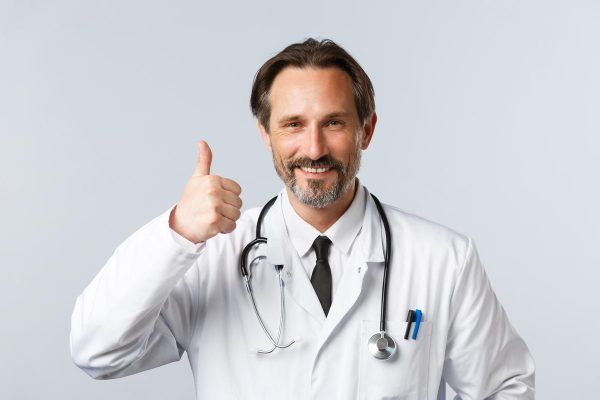medico che fa un gesto di approvazione