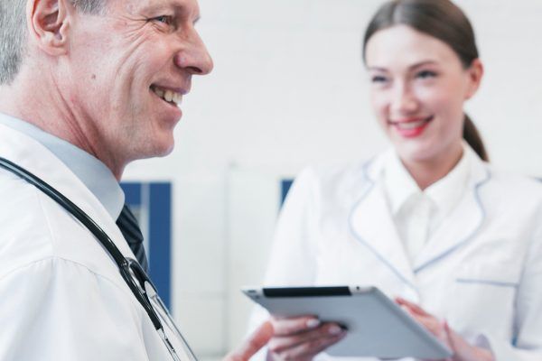 Medici sorridenti su sfondo bianco - migliori cliniche trapianto capelli Italia
