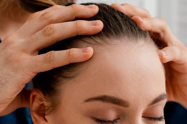 Cos’è un rigeneratore di capelli e influenza mediante il massaggio del cuoio capelluto