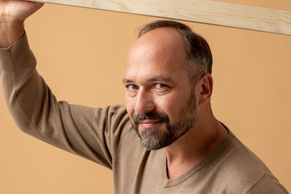 uomo calvo si appresta ad un trapianto di capelli