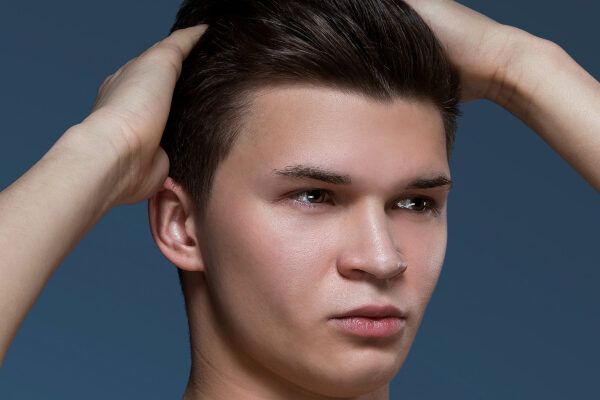 Uomo con i capelli rinnovati dalle tecniche.