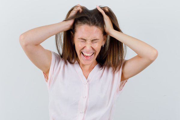 Gestire le emozioni per evitare la caduta dei capelli.