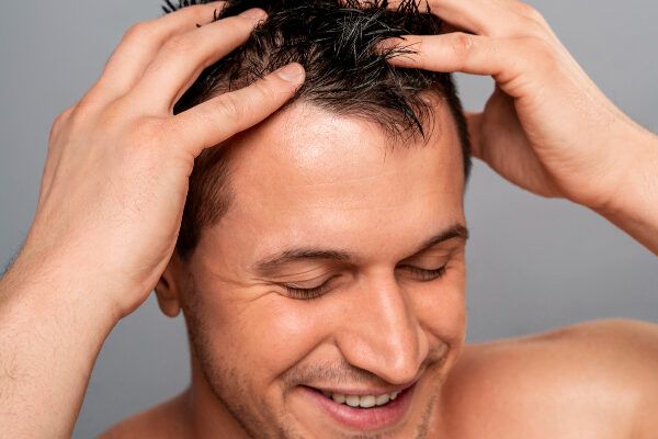 Dovresti massaggiare il cuoio capelluto e tenerlo sempre curato.
