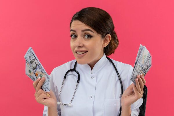 Medico donna gioiosa con soldi – Costo trapianto capelli Turchia - Risultati e prezzi Capilclinic