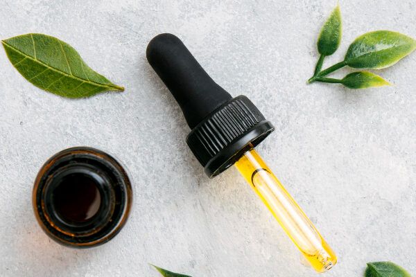 Bottiglia con olio medicinale in ambiente fresco e fondo solido - Benefici dell'olio di ricino 
