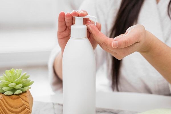L'importanza di usare lo shampoo per lavare i capelli.