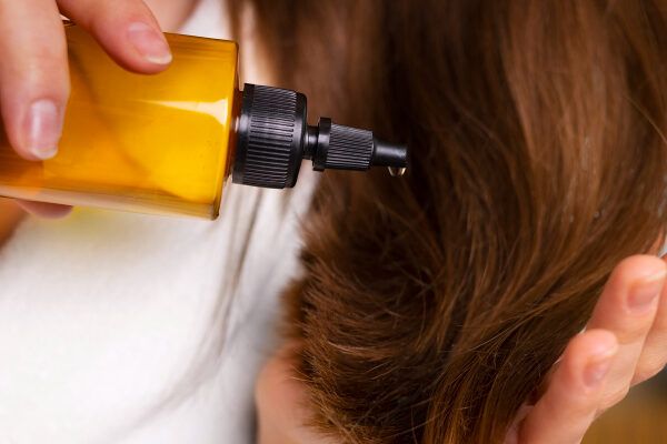 Applicare olio d'oliva per prevenire la caduta dei capelli.