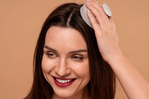 Processo naturale di crescita dei capelli.