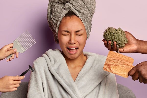 Donna con espressione di reclamo - Cosa sono gli scrub?