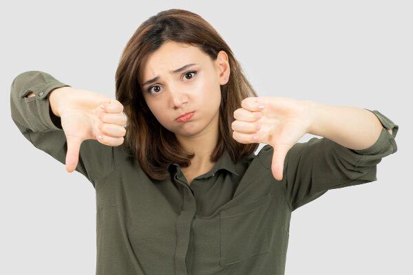 Giovane in camicia verde oliva con espressione delusa che sbuffa - Ripare i capelli danneggiati.