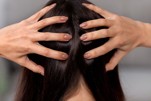 Donna che si massaggia la nuca