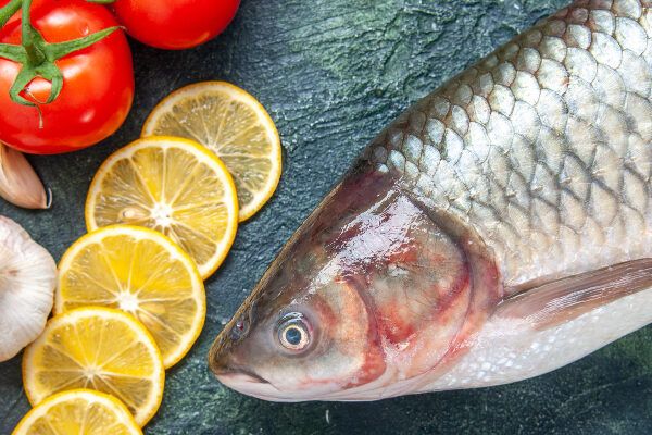 Alimenti nutrienti a base di vitamina C e mare per ridurre la caduta dei capelli.