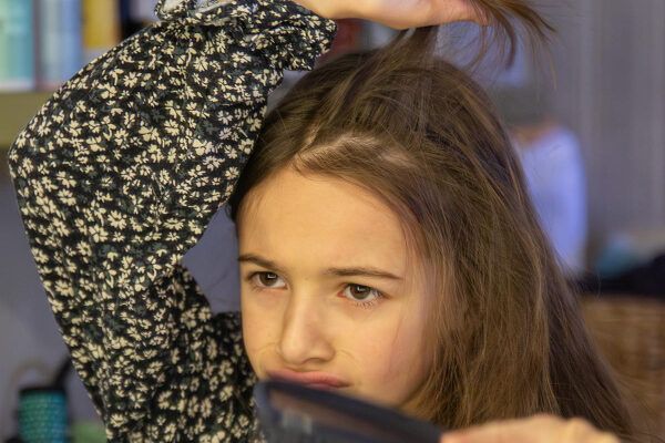 giovane donna che si tocca i capelli