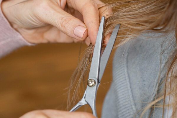 Taglia frequentemente le punte dei capelli per mantenerne la vitalità.