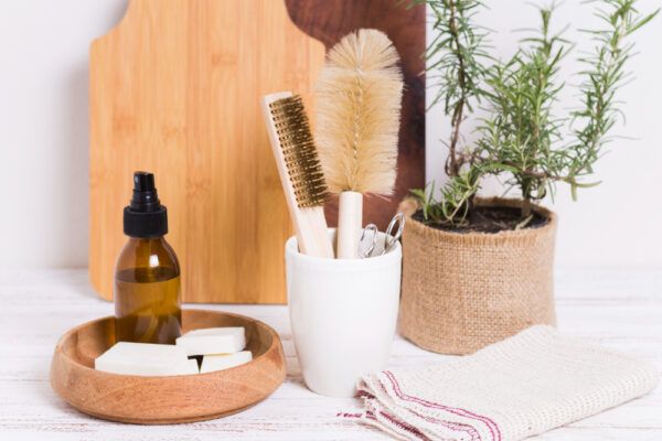 Prodotti e strumenti utilizzati per prendersi cura dei capelli e curarli periodicamente.