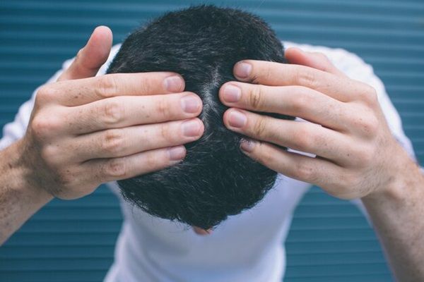 uomo con problemi di calvizie
