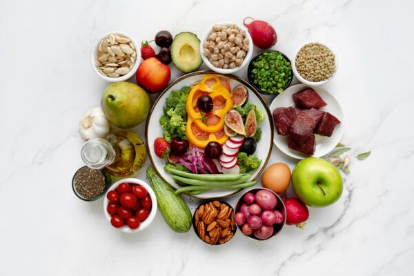 Tavola con tanti cibi ricchi di vitamine, minerali, magnesio e molto colorati.