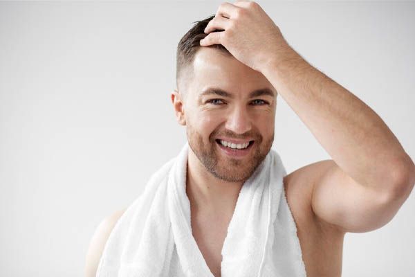 giovane-uomo-che-si-tocca-i-capelli