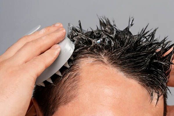 primo-piano-di-mani-che-massaggiano-i-capelli