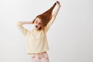 ragazza-rossa-che-si-tira-i-capelli
