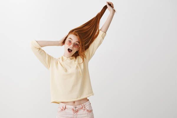 ragazza-rossa-che-si-tira-i-capelli