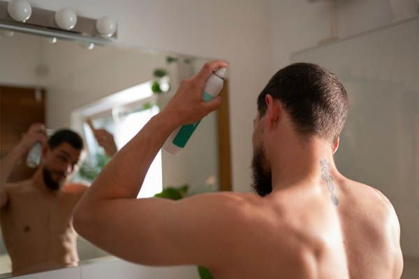 uomo-che-applica-lo-shampoo-secco