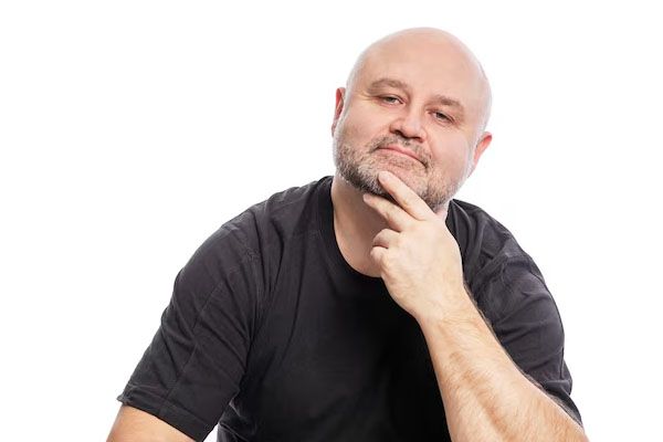 uomo calvo di mezza età pensieroso