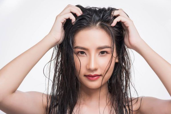 Primo piano di una donna con i capelli bagnati
