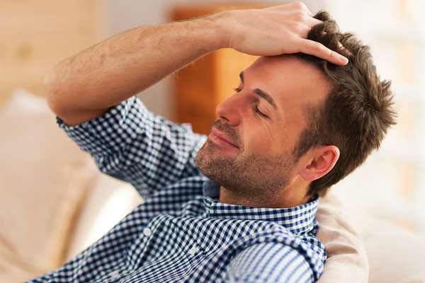 Profilo di un uomo con capelli corti folti e sani che mostra un risultato naturale dopo un trapianto su cicatrice
